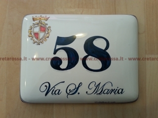 cod.art: nc93 - Mattonella in ceramica leggermente bombata cm 17x13 circa con stemma e scritta personalizzata.